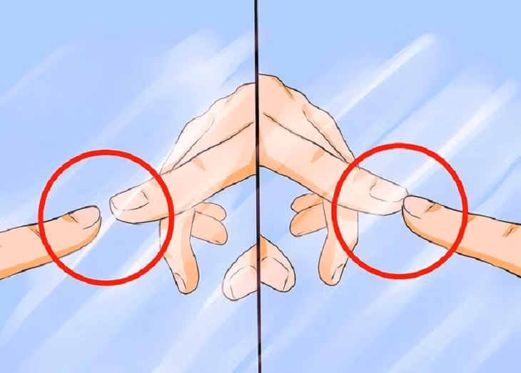 Trong trường hợp ảnh và ngón thật có thể chạm vào nhau, nhiều khả năng đó là gương 2 chiều. Tuy nhiên, cách làm này chỉ đúng một cách tương đối, vì chuyện ảnh thật có chạm ảnh ảo hay không còn phụ thuộc vào kích cỡ của tấm gương, góc độ treo gương và ánh sáng.