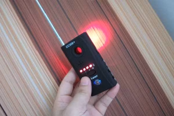 Nếu có điều kiện, chị em phụ nữ nên sắm cho mình một thiết bị phát hiện camera chuyên dụng, với giá khoảng vài trăm nghìn đồng. Chỉ cần bật thiết bị lên và quét phòng, thiết bị sẽ kêu tiếng bíp để thông báo cho bạn biết có dấu hiệu camera giấu kín hay không.