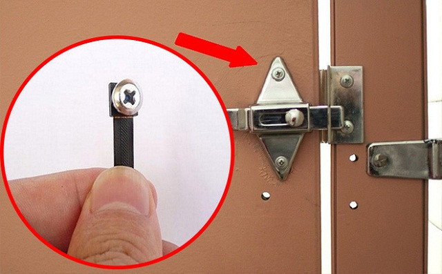 Ngoài ra, đường dây, đèn hoặc ống kính đáng ngờ khác xung là một trong những điểm mà bạn cần quan tâm. Nếu phát hiện thì hãy rút phích ngay lập tức.