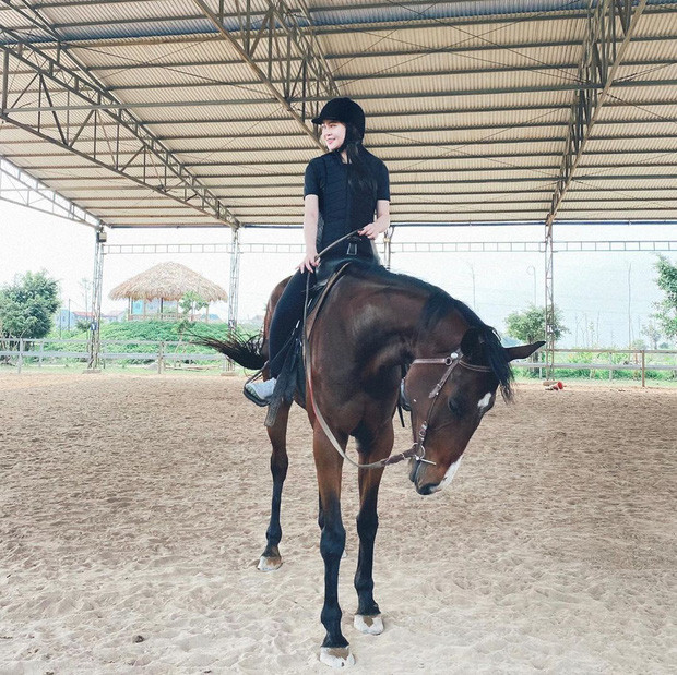 Ngoài chơi golf, Thảo Nguyên còn thử sức với nhiều bộ môn thể thao khác như cưỡi ngựa hay quần vợt.