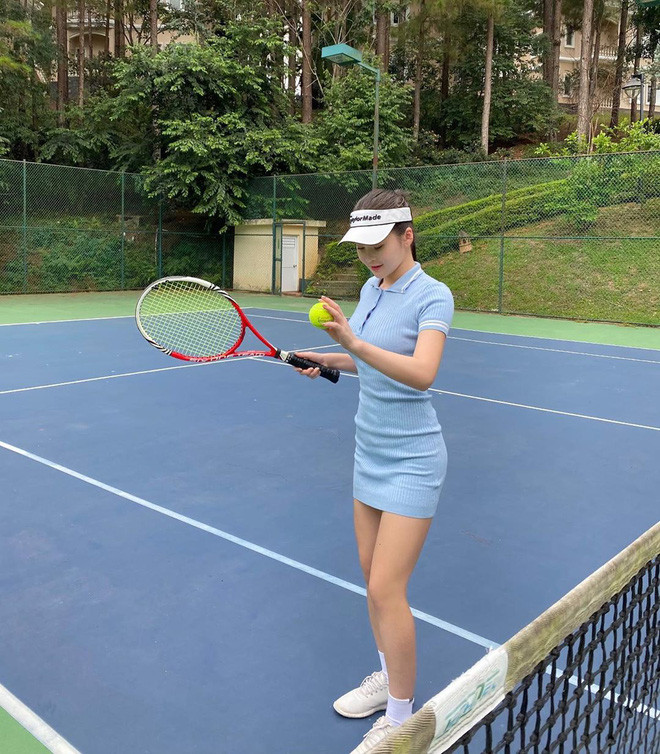 Khoảnh khắc cô nàng say mê trên sân tennis cùng trang phục sang - khỏe - đẹp.