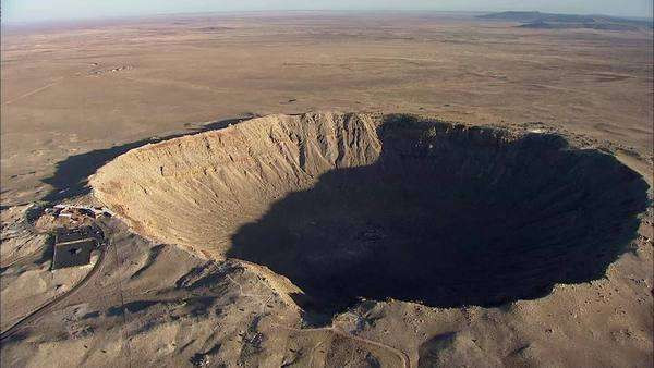 Hố sâu này được tạo nên trong một vụ rơi trên thiên thạch vesivshego 300.000 tấn và bay với tốc độ khoảng 45-60 nghìn km/h. Theo tính toán, vụ nổ này mạnh gấp 1.000 lần trái bom nguyên tử thả xuống Hiroshimas.