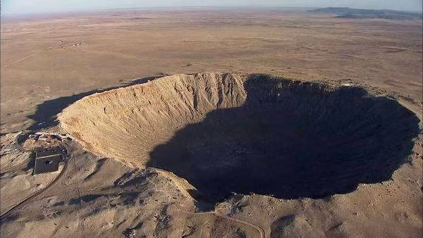 Hố sâu này được tạo nên trong một vụ rơi trên thiên thạch vesivshego 300.000 tấn và bay với tốc độ khoảng 45-60 nghìn km/h. Theo tính toán, vụ nổ này mạnh gấp 1.000 lần trái bom nguyên tử thả xuống Hiroshimas.