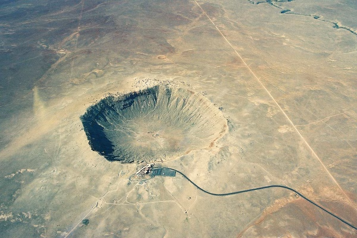 Sở hữu địa hình gồ ghề, khắc nghiệt đến đáng sợ được ví như Mặt Trăng trên Trái Đất, khu vực hố thiên thạch Barringer là một trong những nơi đào tạo các phi hành gia trước khi lên mặt trăng.