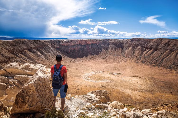 Điều này được cho là do các mối nối khu vực hiện tại (các vết nứt) ở tầng tại nơi tác động.