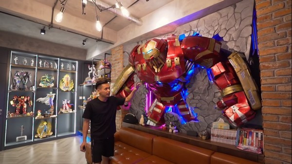 Sau thời gian im hơi lặng tiếng, gần đây, Độ Mixi gây ấn tượng khi khoe căn nhà 7 tầng khang trang mà anh vừa hoàn thiện sau 8 tháng thi công trên kênh cá nhân. Fan cũng nhiều lần soi được xế hộp và siêu moto của Độ Mixi, hay những bằng chứng cho thấy nam streamer này không ''nghèo'' như vẫn than thở.