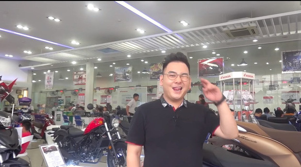 Gia thế của Xemesis thuộc hàng khủng và có tiếng ở Sài Gòn. Hiện anh tiếp quản cửa hàng moto của gia đình, sở hữu một cyber game và tiệm trà sữa.