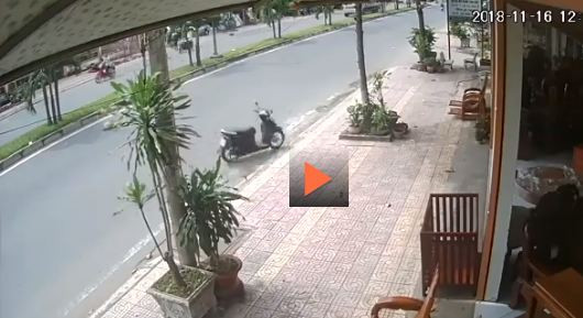 Khoảnh khắc trước khi chiếc xe này lao vào nhà dân, một lúc sau chủ nhân của xe mới vội vàng chạy bộ tới.