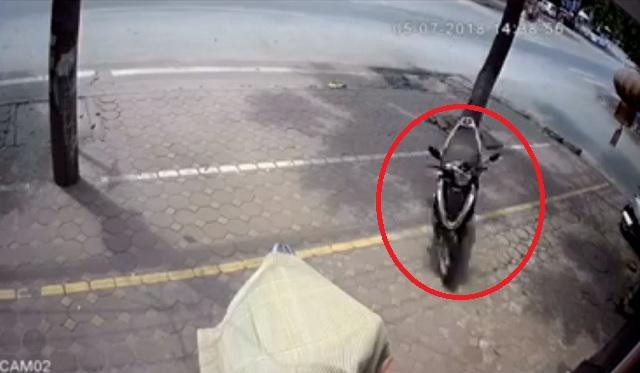 Một chiếc xe máy không người lái khác đang phi băng băng về phía nhà dân.