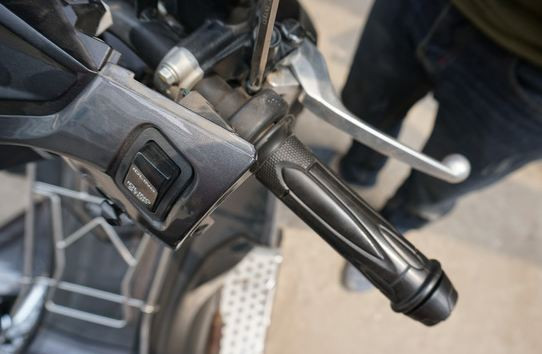 Giải thích về hiện tương xe máy ma không người lái, phần lớn cư dân mạng đều nhận định rằng, những chiếc xe máy này là xe tay ga đã được nổ máy sẵn và trong lúc người điều khiển vì lí do nào đó tuột tay hoặc ngã khỏi xe nên chiếc xe sẵn đà lao tới phía trước chứ không có hiện tượng "ma mị" gì ở đây.