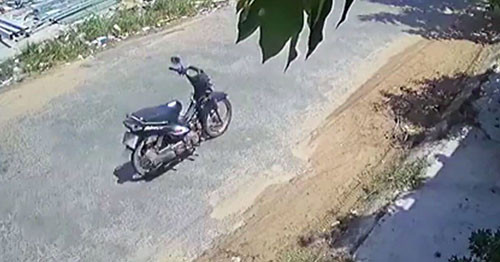 Một clip khác do camera an ninh ghi lại, chiếc xe số này bon bon chạy trên đường mặc dù không có người điều khiển.