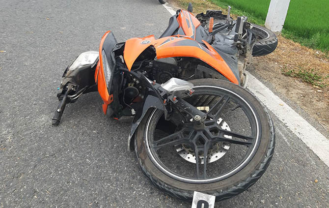 Nguyên nhân khác là do người sử dụng làm đổ xe khiến tay ga va chạm mạnh xuống đường, gây móp méo các bộ phân bên trong. Đôi khi việc thay thế các tay nắm khác không đúng quy trình cũng có thể gây kẹt tay ga.