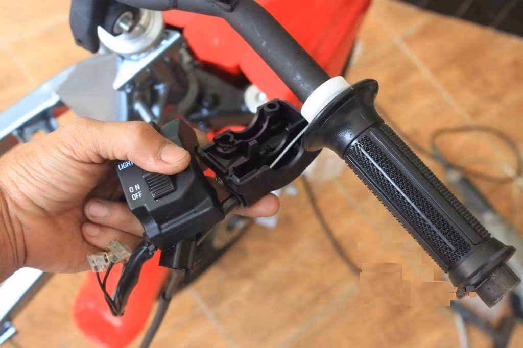 Một số ý kiến cho rằng, hiện tượng trên là do chiếc xe máy bị kẹt tay ga do lâu ngày không được sử dụng. Cũng có thể đó là dòng xe cũ, bảo quản ở nơi có độ ẩm cao khiến các bộ phận của xe dần bị oxy hóa, tay ga từ đó bị gỉ sét, khó vặn lên hoặc nhả ga.