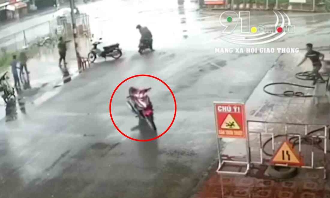 Chứng kiến cảnh tượng chiếc xe không có người điều khiển không dừng lại hay đổ xuống khiến những người xung quanh phải chạy theo ngăn cản đế tránh xảy ra va chạm.