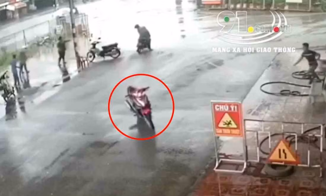 Chứng kiến cảnh tượng chiếc xe không có người điều khiển không dừng lại hay đổ xuống khiến những người xung quanh phải chạy theo ngăn cản đế tránh xảy ra va chạm.