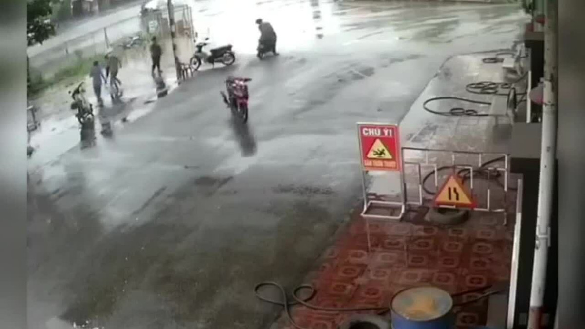 Mới đây MXH chia sẻ đoạn clip về 1 sự cố hy hữu khiến nhiều người không khỏi "tròn mắt" ngạc nhiên. Cụ thể, tại trạm xăng, một chiếc xe máy "không người lái" bất ngờ băng qua đường và lao về phía nhóm người đang đứng trú mưa.