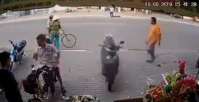 Đây không phải lần đầu tiên xuất hiện những chiếc xe máy ''ma'' không người lái lao ầm ầm về phía người dân. Một người đàn ông dắt xe máy từ trong nhà ra đường nhưng không rõ vì lí do gì mà chiếc xe tay ga lao thẳng sang bên đường đối diện, đâm vào cửa hàng tạp hóa.