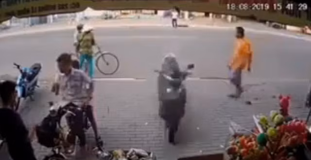 Đây không phải lần đầu tiên xuất hiện những chiếc xe máy ''ma'' không người lái lao ầm ầm về phía người dân. Một người đàn ông dắt xe máy từ trong nhà ra đường nhưng không rõ vì lí do gì mà chiếc xe tay ga lao thẳng sang bên đường đối diện, đâm vào cửa hàng tạp hóa.