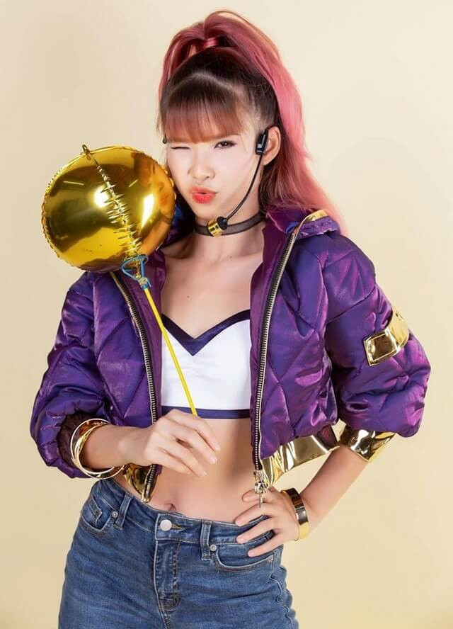 Được biết đến vai trò ca sĩ với loạt bản hit đình đám, Khởi My từng gây bất ngờ khi tuyên bố lấn sân sang nghiệp streamer. Cô là một trong những sao Việt cuồng Liên Minh Huyền Thoại và chọn công việc này để thỏa mãn đam mê của mình.