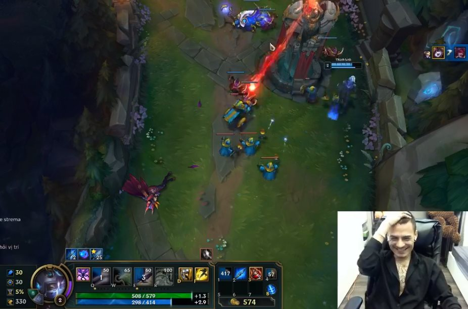 Người hâm mộ cũng từng ngạc nhiên khi nam ca sĩ Hoa Vinh xuất hiện trên trang cá nhân với vai trò là một streamer Liên Minh Huyền Thoại.