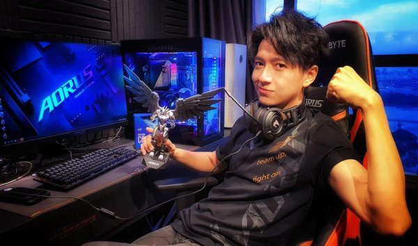 Nổi tiếng là một trong những fan cuồng của Liên Minh Huyền Thoại, bởi vậy dàn PC khủng này chắc chắn để phục vụ cho công cuộc try-hard game của nam ca sĩ.