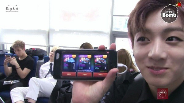 Trước đó, các chàng trai nhà BigHit cũng từng để lộ bằng chứng cho thấy Liên Minh Huyền Thoại (League of Legends) là một trong những tựa game yêu thích của BTS. Trò chơi nhập vai này có lối chơi nhanh và đầy tính cạnh tranh do được tích hợp cả tốc độ, lẫn yếu tố chiều sâu của các trò chơi chiến thuật.