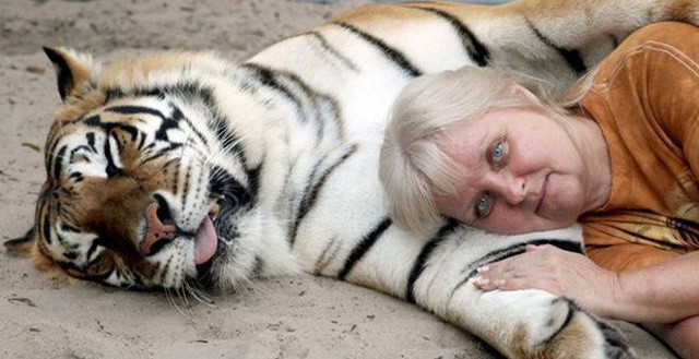 Một người phụ nữ khác nằm ngủ bên thú cưng của mình.