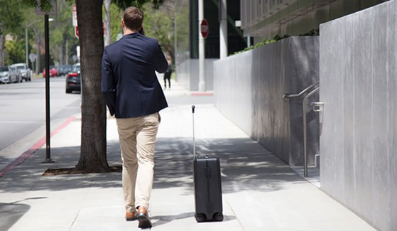 Vậy những chiếc vali thông minh này hoạt động thế nào? Các nhà sản xuất cho biết, đa phần vali tự di chuyển được kết nối với điện thoại thông minh ở chế độ tự động.