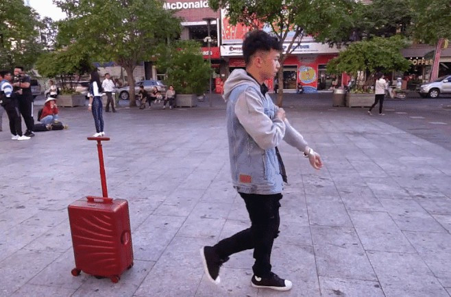 Đi du lịch đó đây thì ai cũng thích, nhưng việc kéo theo chiếc vali to và nặng qua sân bay, ga tàu dường như cũng trở thành nỗi ám ảnh của nhiều người. Vì vậy, một chiếc vali có thể tự di chuyển đã trở thành mơ ước của không ít dân mê du lịch.