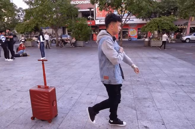 Đi du lịch đó đây thì ai cũng thích, nhưng việc kéo theo chiếc vali to và nặng qua sân bay, ga tàu dường như cũng trở thành nỗi ám ảnh của nhiều người. Vì vậy, một chiếc vali có thể tự di chuyển đã trở thành mơ ước của không ít dân mê du lịch.