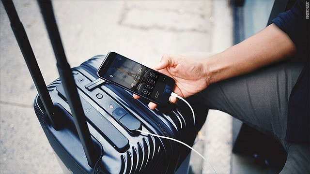 Trên thân vali cũng được trang bị 2 cổng USB dùng để sạc pin hoặc sử dụng để sạc điện thoại, tương tự sạc dự phòng. Do đó vali có thể sạc trực tiếp với tất cả các ổ điện tiêu chuẩn tại sân bay, bạn chẳng bao giờ lo thiếu điện khi di chuyển.