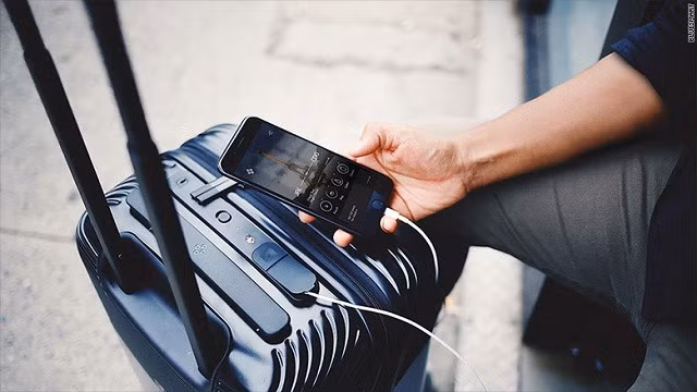 Trên thân vali cũng được trang bị 2 cổng USB dùng để sạc pin hoặc sử dụng để sạc điện thoại, tương tự sạc dự phòng. Do đó vali có thể sạc trực tiếp với tất cả các ổ điện tiêu chuẩn tại sân bay, bạn chẳng bao giờ lo thiếu điện khi di chuyển.