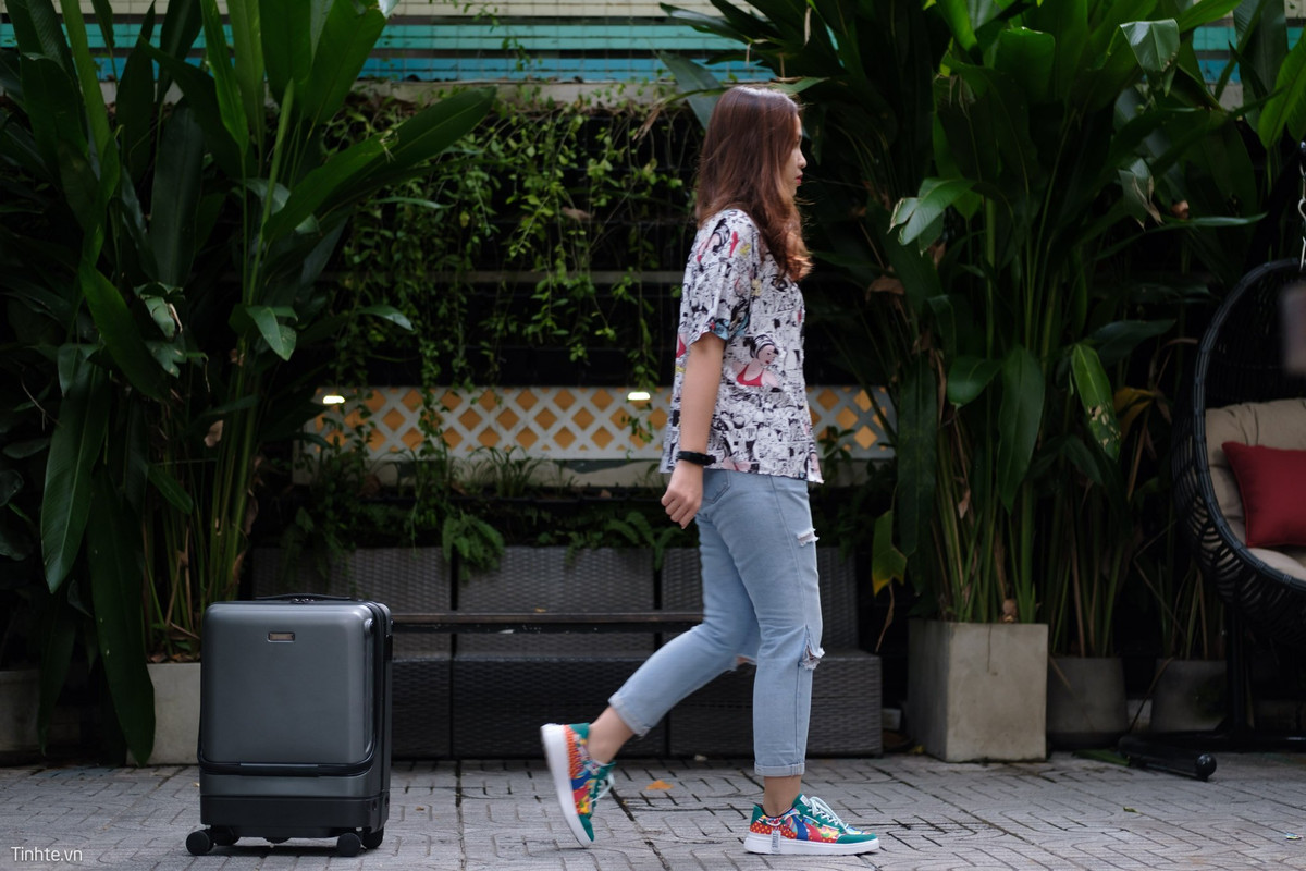 Một động cơ không gây tiếng động sẽ được trang bị bên trong vali. Động cơ này được nối trực tiếp với một viên pin sạc, giúp vali có thể di chuyển liên tục trong 4 giờ, đạt tốc độ tối đa hơn 3m một giây. Nếu khách du lịch phải chạy vì sợ lỡ chuyến bay, chiếc vali hoàn toàn đủ khả năng để theo kịp.