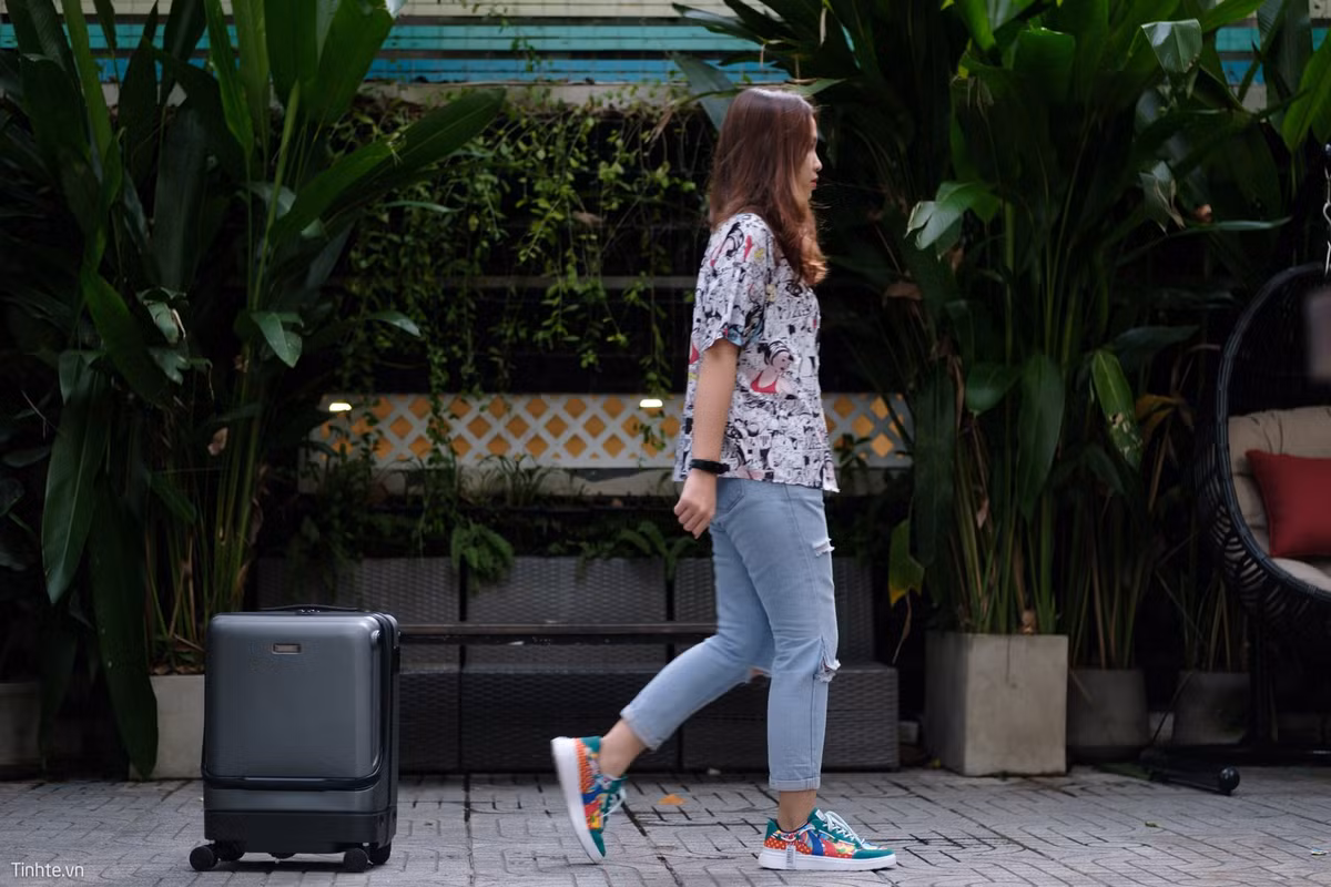 Một động cơ không gây tiếng động sẽ được trang bị bên trong vali. Động cơ này được nối trực tiếp với một viên pin sạc, giúp vali có thể di chuyển liên tục trong 4 giờ, đạt tốc độ tối đa hơn 3m một giây. Nếu khách du lịch phải chạy vì sợ lỡ chuyến bay, chiếc vali hoàn toàn đủ khả năng để theo kịp.