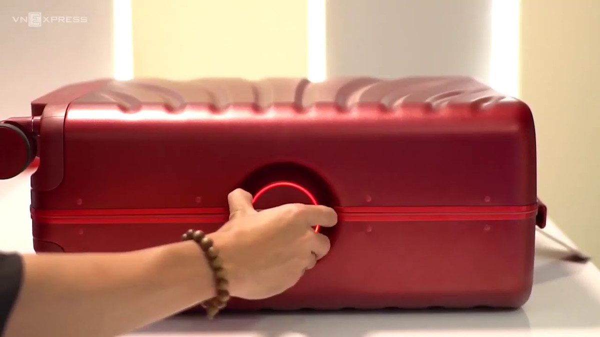 Ngoài những tính năng tự di chuyển chiếc vali còn được trang bị thiết bị báo động. Trong trường hợp ai đó có ý đồ nhấc vali đi mất, nó sẵn sàng phát ra những âm thanh inh ỏi để cảnh báo cho chủ nhân.