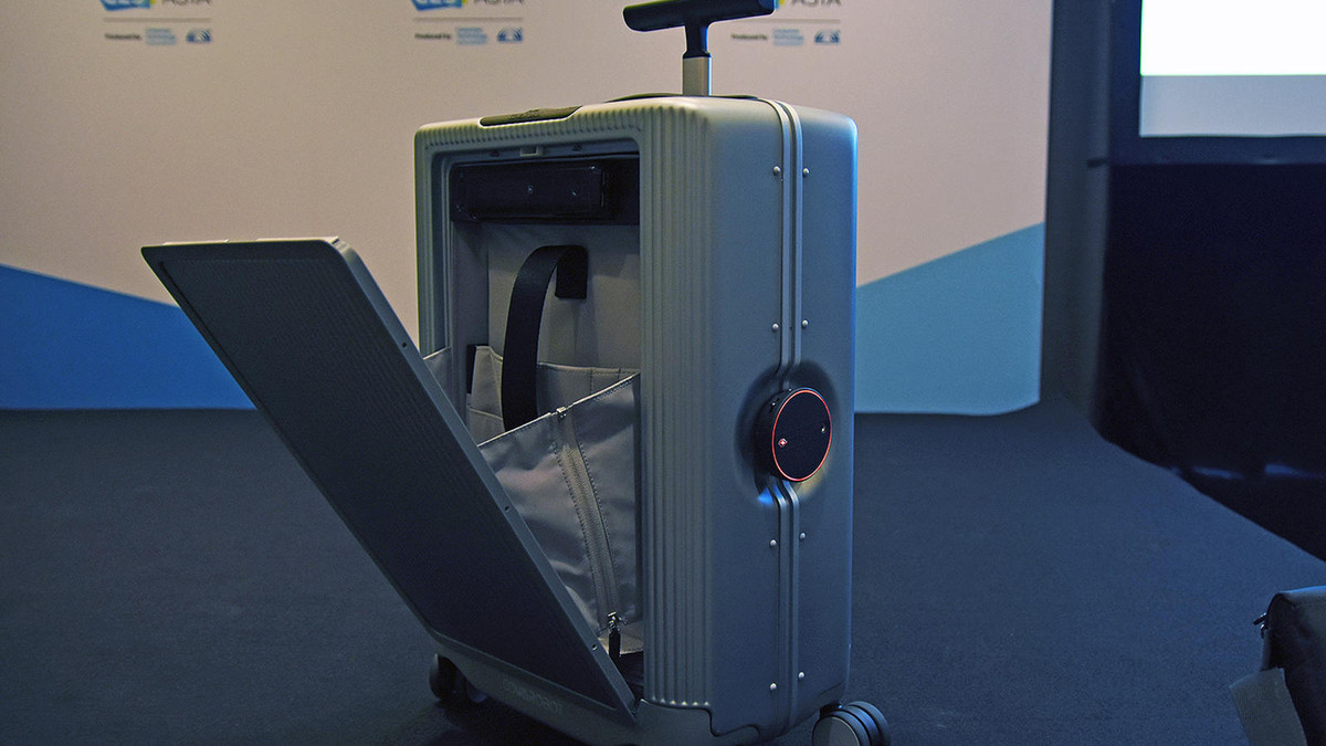 Không chỉ chứa đồ bên trong, vali tự di chuyển có tải trọng lớn nên có thể còn chịu "xách thêm" đồ cho bạn, như chiếc túi xách, hay một vali nhỏ khi có phần động cơ mạnh, giúp cho việc di chuyển dễ dàng.