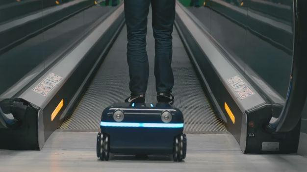 Các ứng dụng sử dụng để điều khiến vali cũng được phát triển, chủ yếu trên 2 nền tảng IOS và Android. Khi mở ứng dụng, chủ sở hữu vali có thể dễ dàng thực hiện các điều chỉnh như tắt mở hệ thống đèn led, camera hành trình (được bán rời) trên vali…