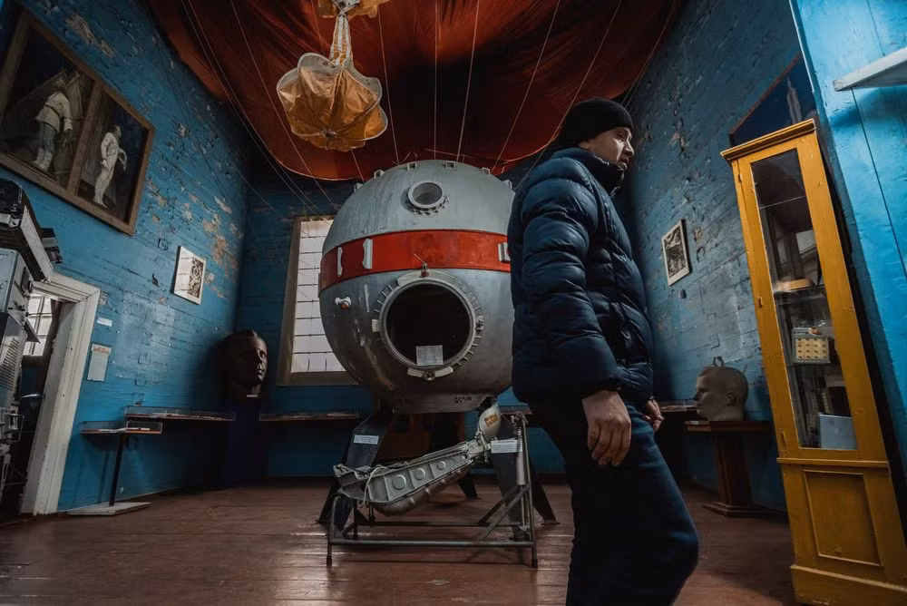 Khi ấy nhiều người đặt ra câu hỏi liệu có thích hợp để đặt nó trong nhà thờ hay không và cuối cùng địa điểm được lựa chọn vẫn là nhà thờ.