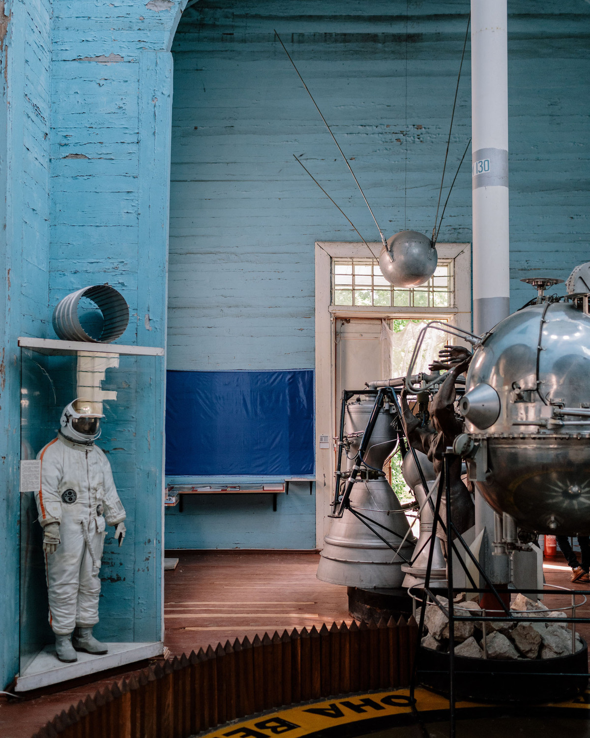 40 năm sau, các lớp tường xanh đã bắt đầu bong tróc, nội thất bên trong từ những năm 1970 đã không được sửa chữa.