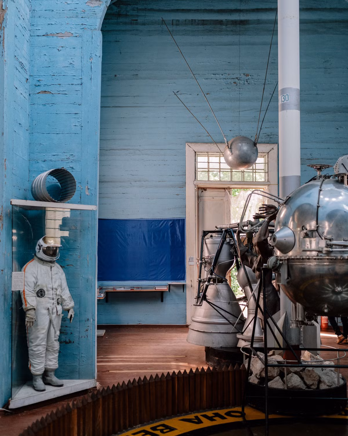 40 năm sau, các lớp tường xanh đã bắt đầu bong tróc, nội thất bên trong từ những năm 1970 đã không được sửa chữa.