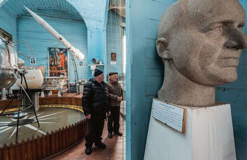 Nơi đây trưng bày nhiều vật dụng như chiếc dù huấn luyện màu đỏ tươi của nhà du hành vũ trụ Yuri Gagarin, hay bộ đồ vũ trụ mà nhà du hành vũ trụ Vyacheslav Zudov sử dụng trong chuyến đi vào không gian năm 1976.