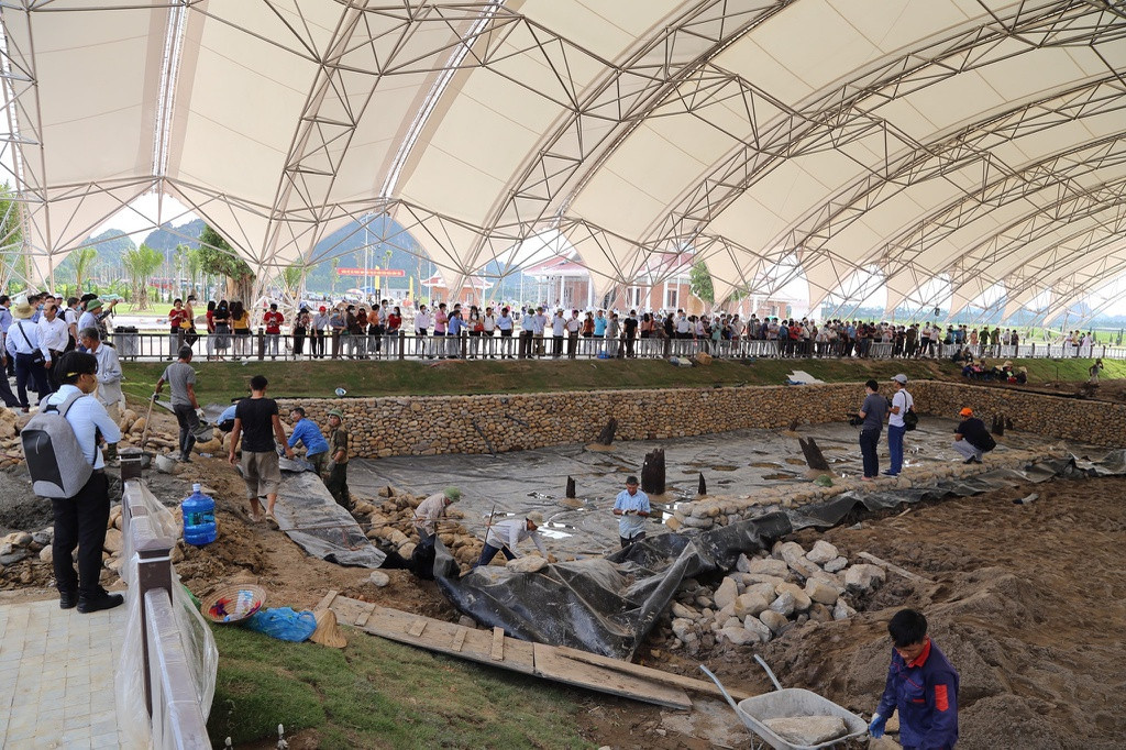 'Nếu ai đó lấy kết quả C14 để kết luận niên đại bãi cọc Cao Quỳ thì tôi không đồng ý. Ai đó nói đây là cọc đáy hay cọc kiến trúc thì cũng là không hiểu gì', ông Ngọc nêu ý kiến.