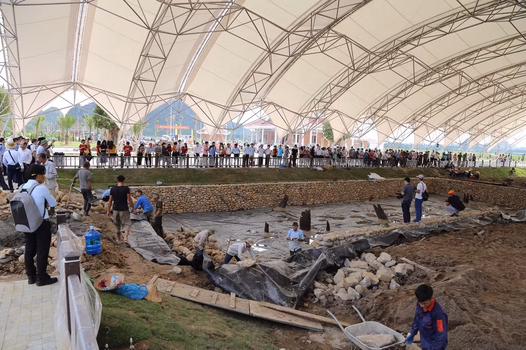 'Nếu ai đó lấy kết quả C14 để kết luận niên đại bãi cọc Cao Quỳ thì tôi không đồng ý. Ai đó nói đây là cọc đáy hay cọc kiến trúc thì cũng là không hiểu gì', ông Ngọc nêu ý kiến.