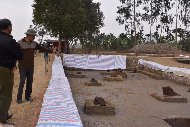 Nhiều nhà khoa học, nghiên cứu lịch sử cho rằng mẫu xét nghiệm do người dân đưa lên là không đáng tin. Theo TS Nguyễn Tiến Đông, người dân không biết cách vì quy trình lấy mẫu làm C14 cực kỳ phức tạp, nếu không tuân thủ sẽ cho ra kết quả sai.