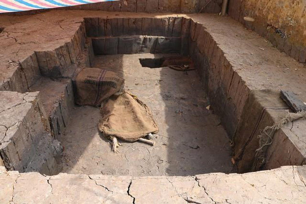 Niên đại cọc gỗ ở Cao Quỳ từng được cho rằng thuộc về những năm 1270-1430, liên quan đến chiến trường Bạch Đằng 1288. Tuy nhiên sau khi tham quan thực tế bãi cọc vào chiều 28/9. các nhà khoa học chưa tin đây là bãi cọc gỗ chiến trận.