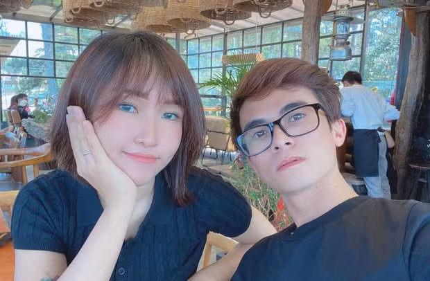 Sau nhiều năm lăn lộn với nghề, hiện tại nữ game thủ này sở hữu cuộc sống khiến không ít người mơ ước. Uyên Pu sớm tậu cho mình xế hộp tiền tỷ, là chủ của một quán ăn tại Đà Lạt, Cyber game ở TP.HCM và đã lập gia đình.