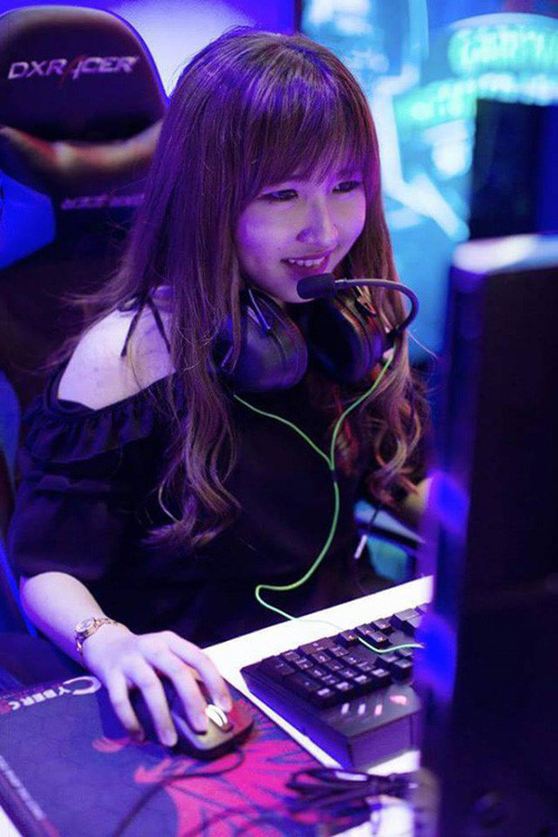 Gia nhập The Queen Team cùng thời với Misthy, Uyên Pu cũng thành công chẳng kém cạnh người bạn thân của mình. Thi đấu LMHT cho The Queen Team ở vị trí xạ thủ sau đó cô nàng này cũng tách ra để phát triển sự nghiệp của riêng mình.