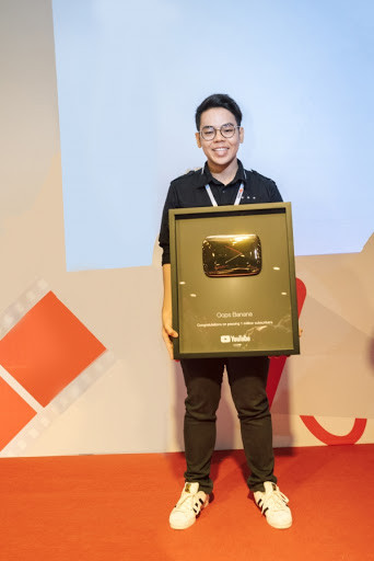 Chủ nhân kênh Oops Banana bên nút vàng danh giá của Youtube.