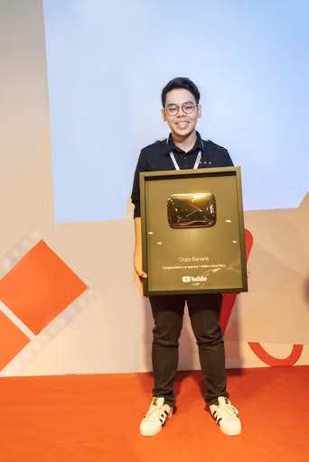 Chủ nhân kênh Oops Banana bên nút vàng danh giá của Youtube.