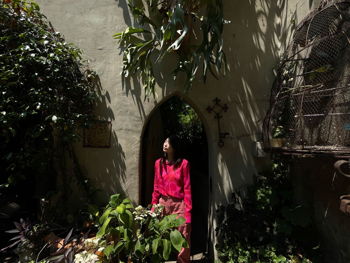 Ống kính Wide với cấu trúc 7 thấu kính giúp khả năng chụp ảnh và quay video ở ánh sáng yếu được cải thiện độ sáng.